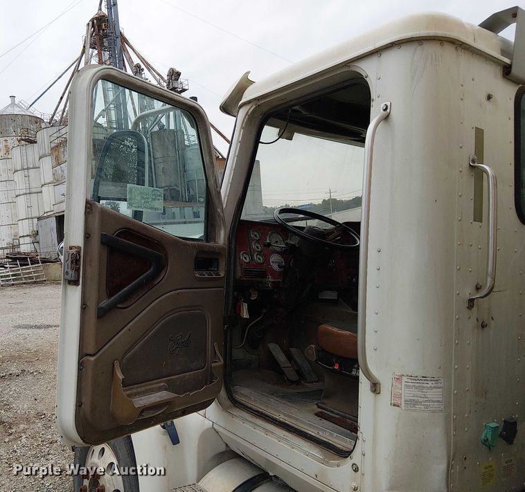 image for item DU3682 2004 International 9400i fertilizer delivery truck