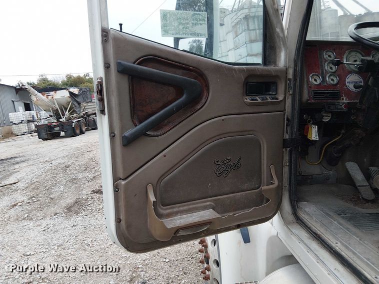 image for item DU3682 2004 International 9400i fertilizer delivery truck