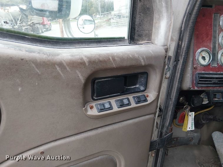 image for item DU3682 2004 International 9400i fertilizer delivery truck