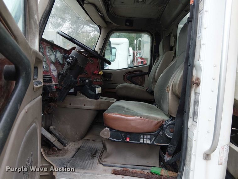 image for item DU3682 2004 International 9400i fertilizer delivery truck