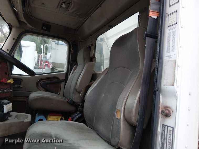 image for item DU3682 2004 International 9400i fertilizer delivery truck