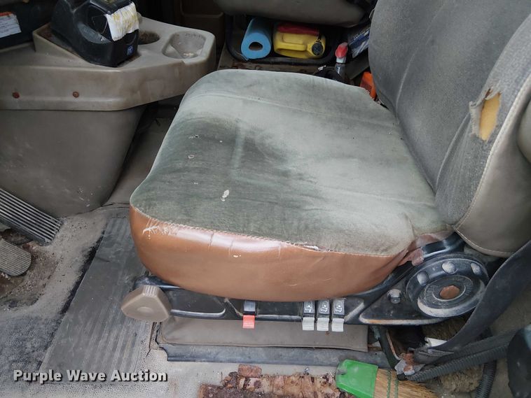 image for item DU3682 2004 International 9400i fertilizer delivery truck