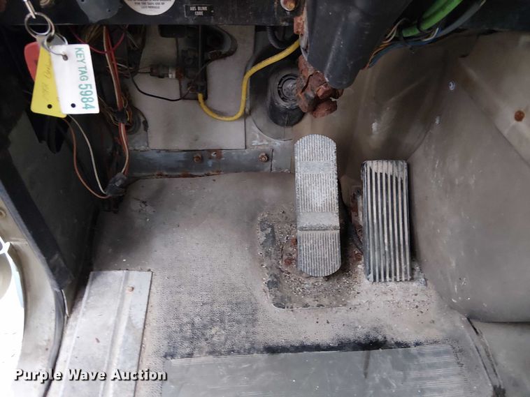 image for item DU3682 2004 International 9400i fertilizer delivery truck