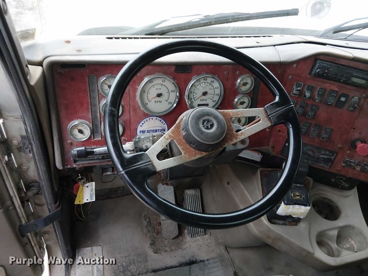 image for item DU3682 2004 International 9400i fertilizer delivery truck