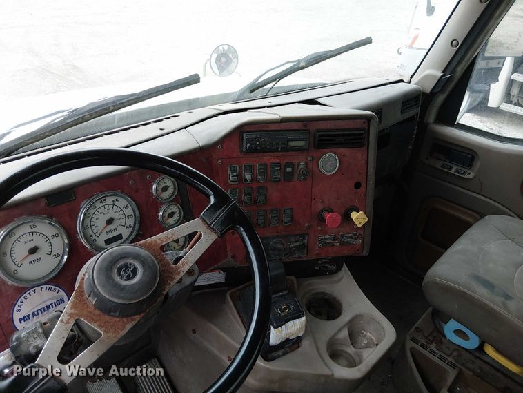 image for item DU3682 2004 International 9400i fertilizer delivery truck