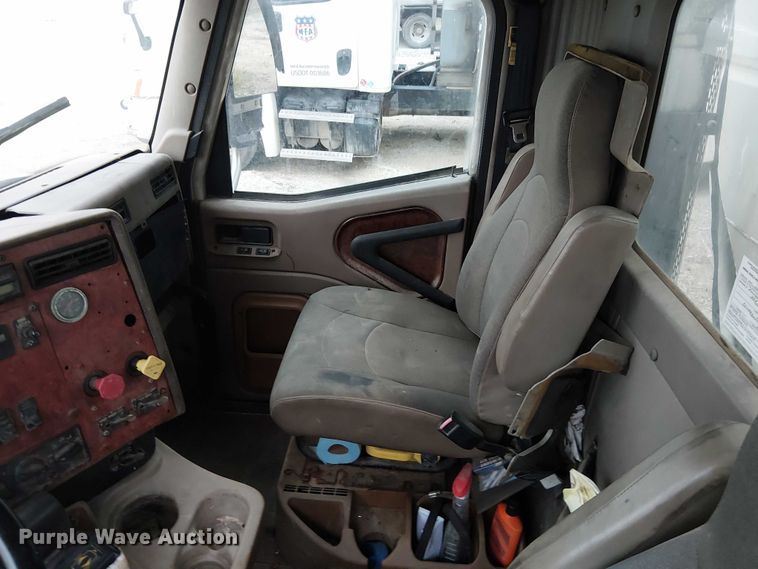 image for item DU3682 2004 International 9400i fertilizer delivery truck