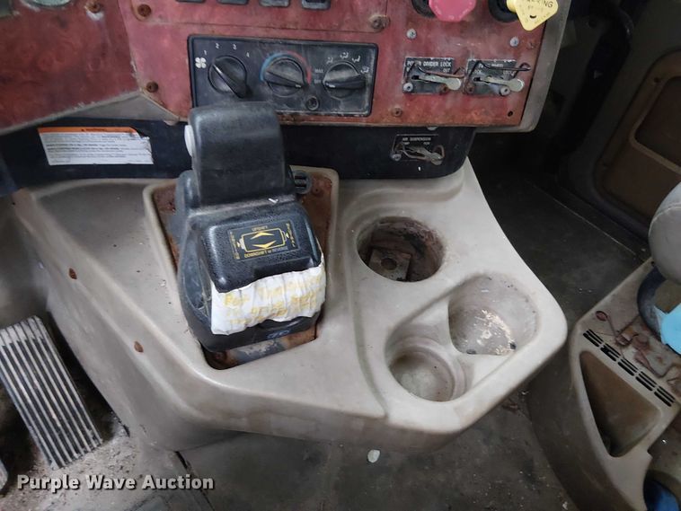 image for item DU3682 2004 International 9400i fertilizer delivery truck