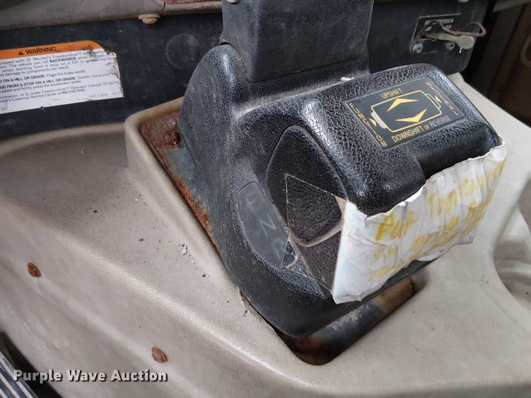 image for item DU3682 2004 International 9400i fertilizer delivery truck