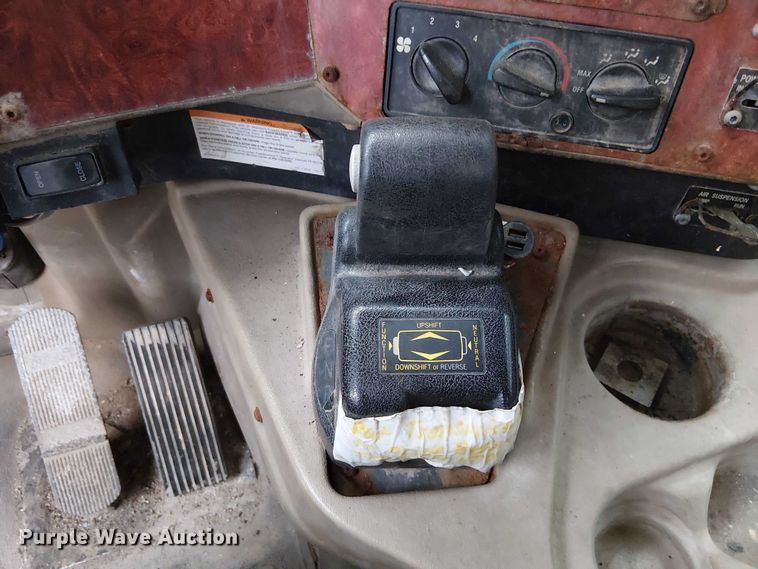 image for item DU3682 2004 International 9400i fertilizer delivery truck