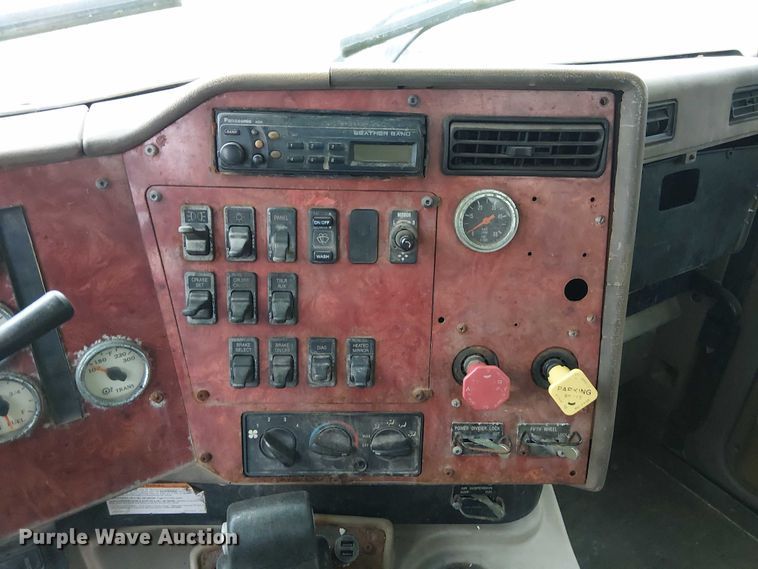 image for item DU3682 2004 International 9400i fertilizer delivery truck