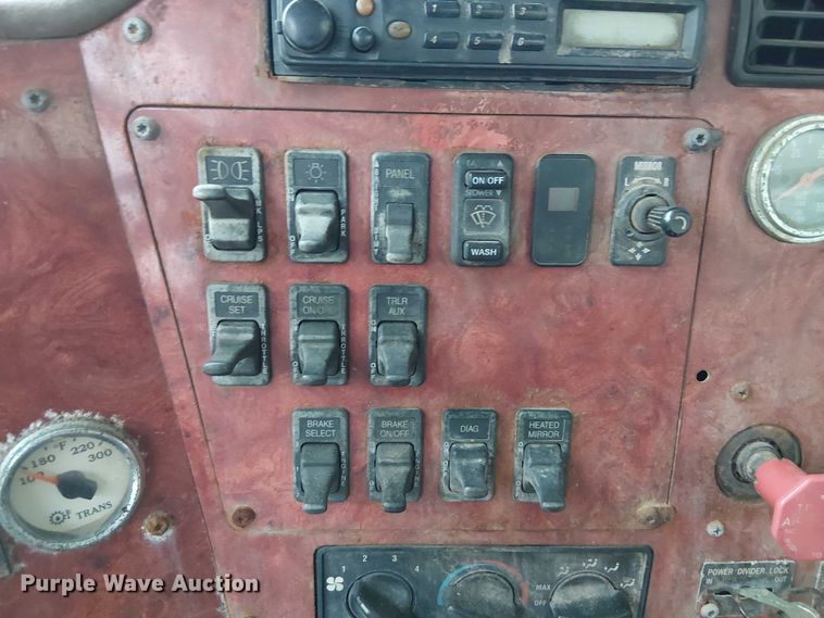 image for item DU3682 2004 International 9400i fertilizer delivery truck