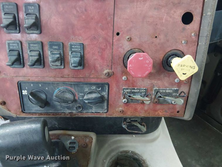 image for item DU3682 2004 International 9400i fertilizer delivery truck