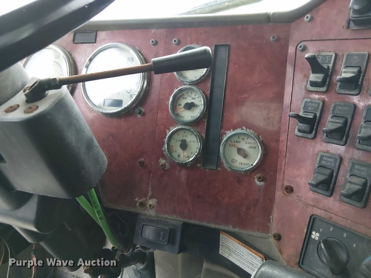 image for item DU3682 2004 International 9400i fertilizer delivery truck