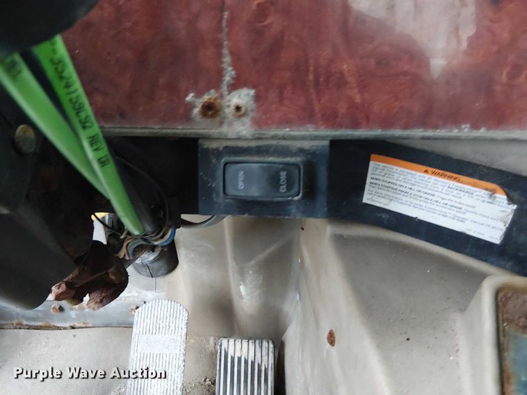 image for item DU3682 2004 International 9400i fertilizer delivery truck