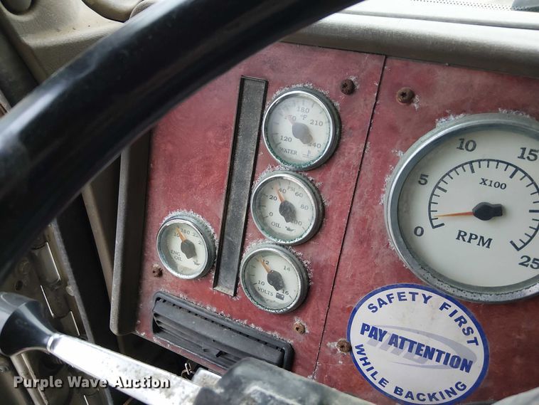 image for item DU3682 2004 International 9400i fertilizer delivery truck