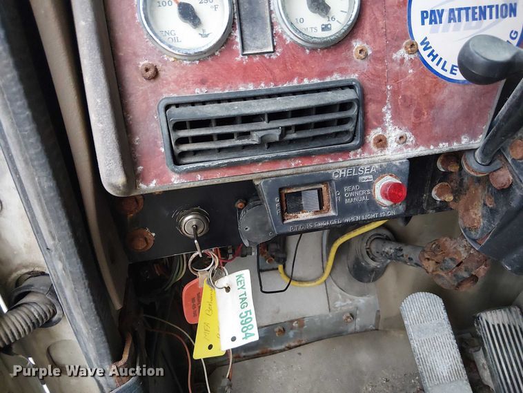 image for item DU3682 2004 International 9400i fertilizer delivery truck