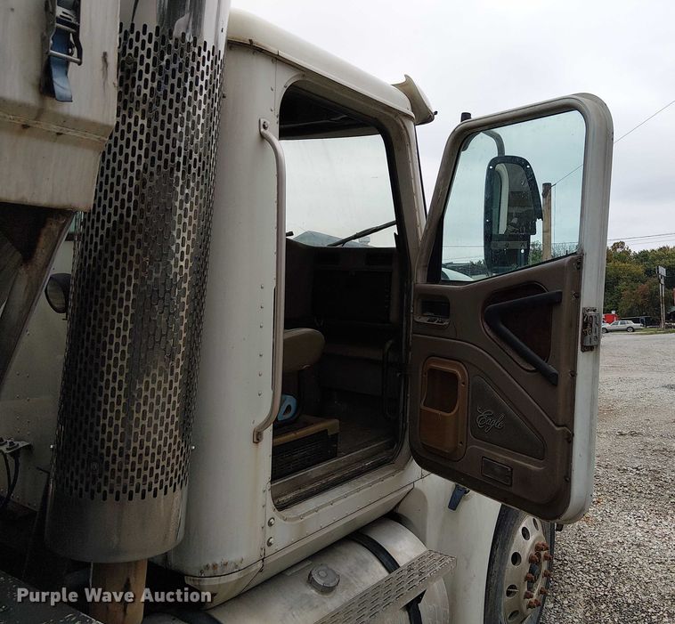 image for item DU3682 2004 International 9400i fertilizer delivery truck