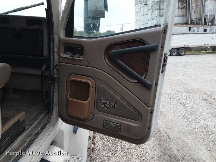 image for item DU3682 2004 International 9400i fertilizer delivery truck