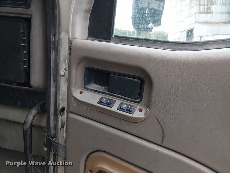 image for item DU3682 2004 International 9400i fertilizer delivery truck