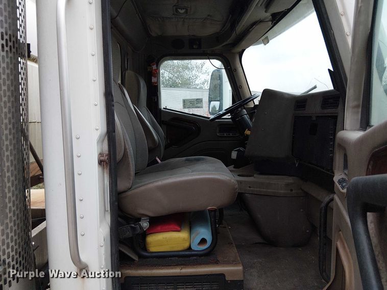 image for item DU3682 2004 International 9400i fertilizer delivery truck