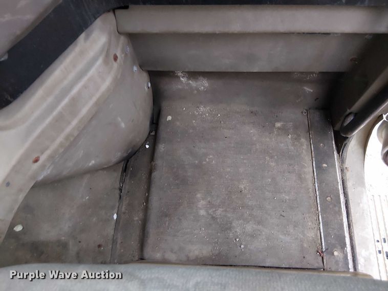 image for item DU3682 2004 International 9400i fertilizer delivery truck