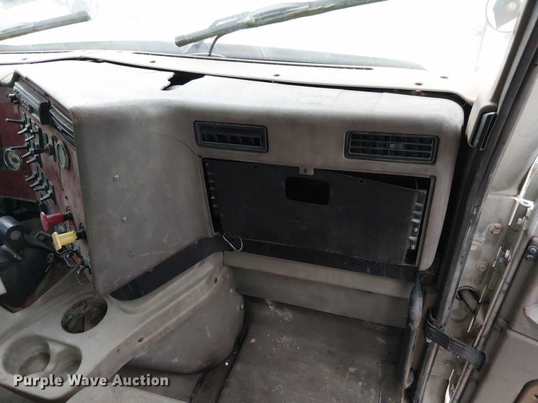 image for item DU3682 2004 International 9400i fertilizer delivery truck