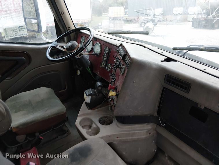 image for item DU3682 2004 International 9400i fertilizer delivery truck