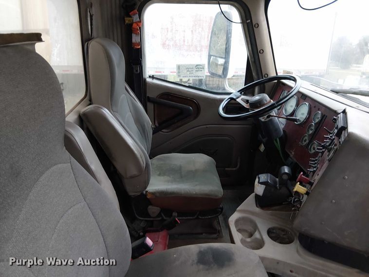 image for item DU3682 2004 International 9400i fertilizer delivery truck