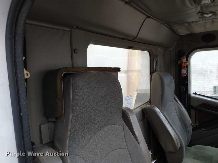 image for item DU3682 2004 International 9400i fertilizer delivery truck