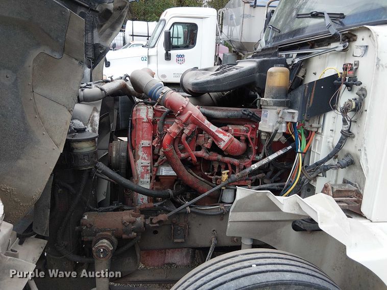 image for item DU3682 2004 International 9400i fertilizer delivery truck