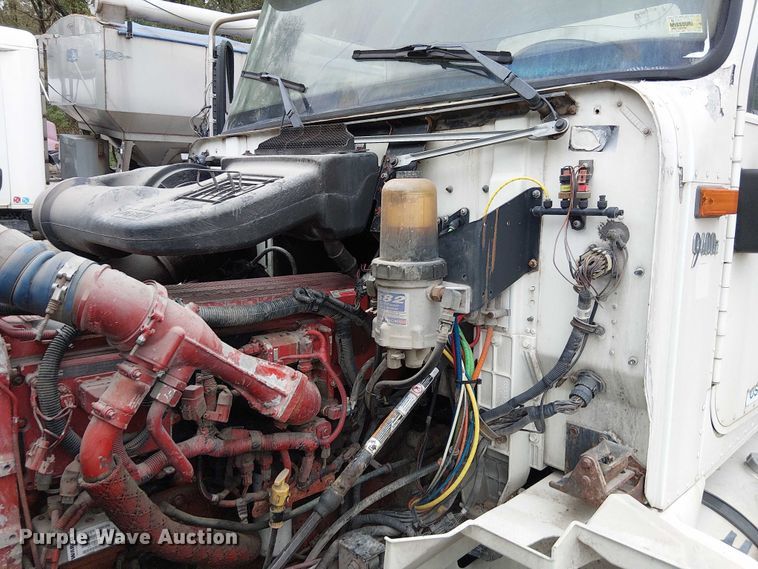 image for item DU3682 2004 International 9400i fertilizer delivery truck