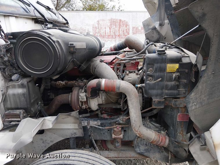 image for item DU3682 2004 International 9400i fertilizer delivery truck