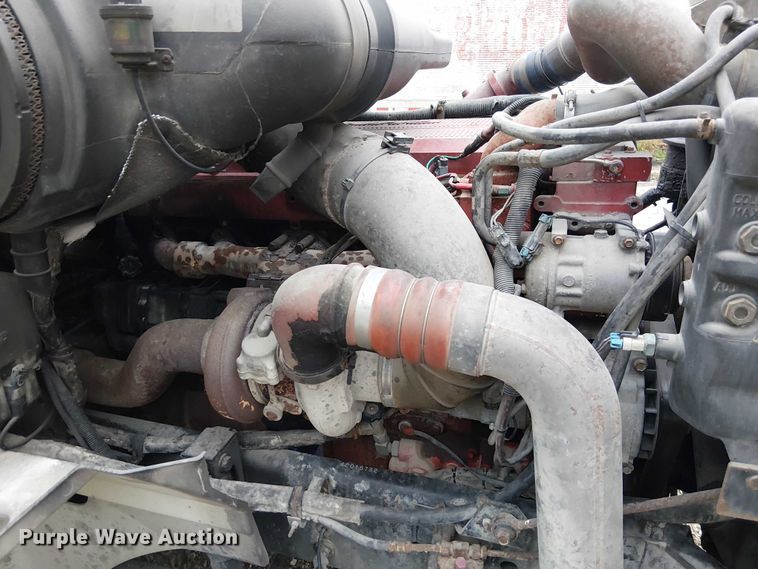 image for item DU3682 2004 International 9400i fertilizer delivery truck