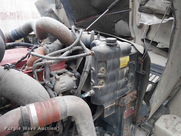 image for item DU3682 2004 International 9400i fertilizer delivery truck