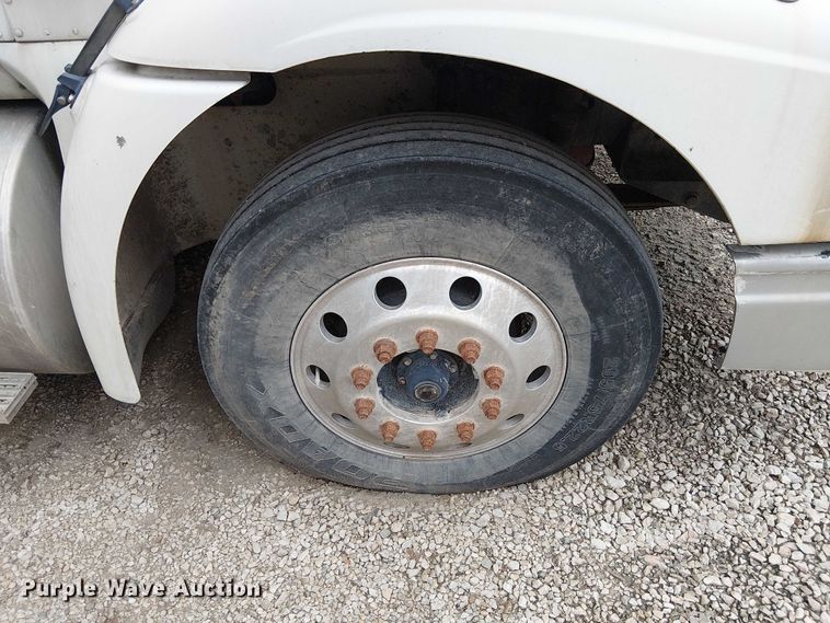 image for item DU3682 2004 International 9400i fertilizer delivery truck