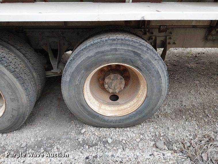 image for item DU3682 2004 International 9400i fertilizer delivery truck