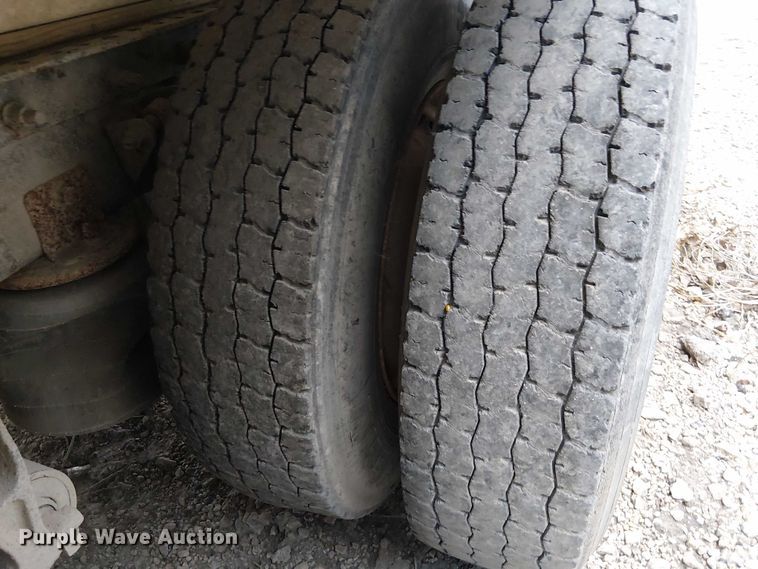 image for item DU3682 2004 International 9400i fertilizer delivery truck