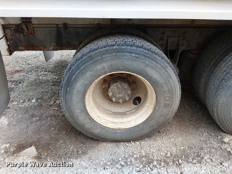 image for item DU3682 2004 International 9400i fertilizer delivery truck