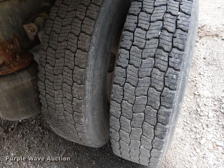 image for item DU3682 2004 International 9400i fertilizer delivery truck