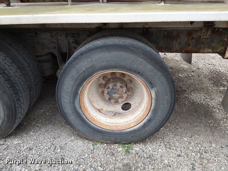 image for item DU3682 2004 International 9400i fertilizer delivery truck