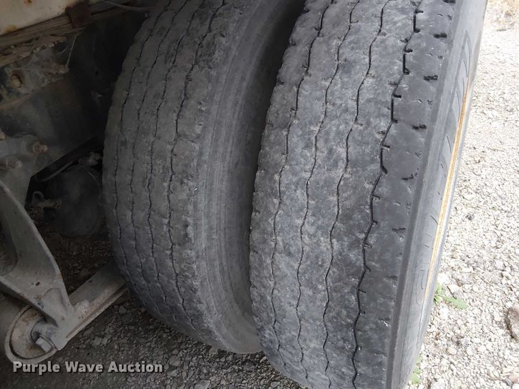 image for item DU3682 2004 International 9400i fertilizer delivery truck