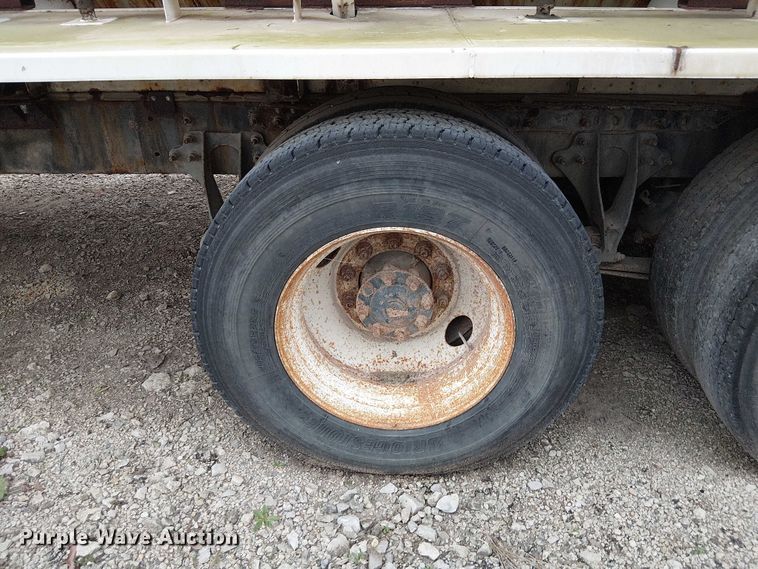 image for item DU3682 2004 International 9400i fertilizer delivery truck