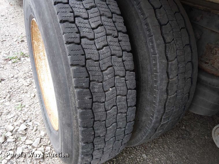 image for item DU3682 2004 International 9400i fertilizer delivery truck