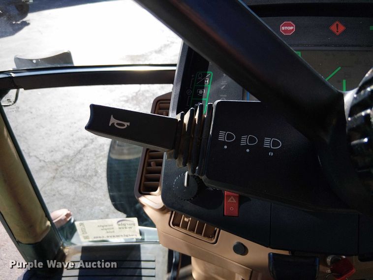 image for item DU3736 2002 John Deere 7410 tractor