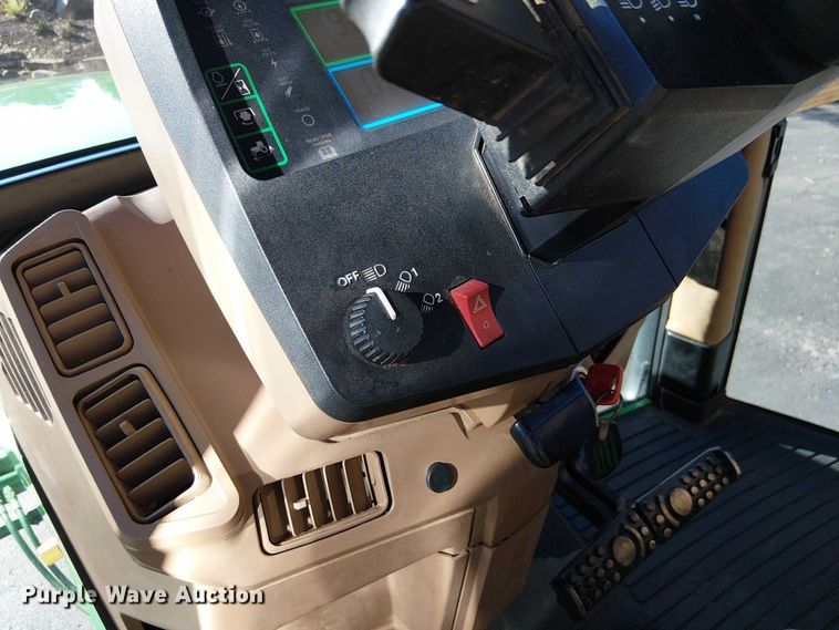 image for item DU3736 2002 John Deere 7410 tractor