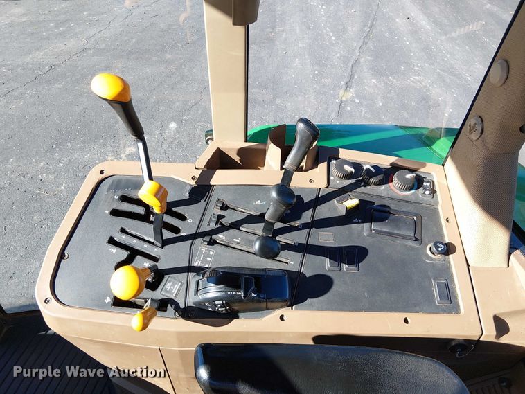 image for item DU3736 2002 John Deere 7410 tractor