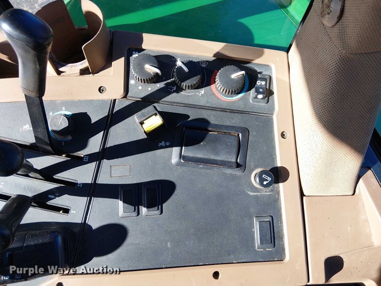 image for item DU3736 2002 John Deere 7410 tractor