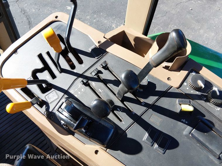 image for item DU3736 2002 John Deere 7410 tractor