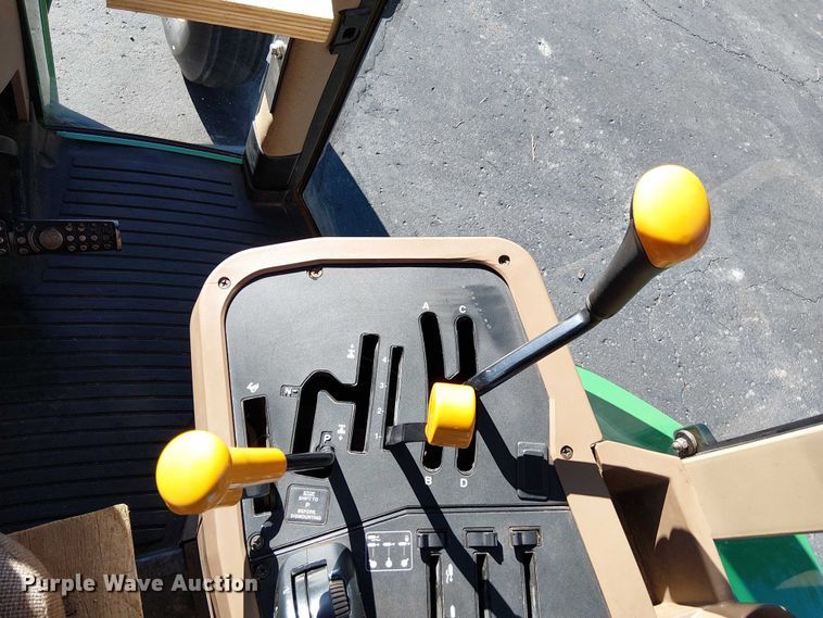 image for item DU3736 2002 John Deere 7410 tractor