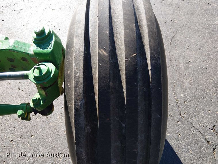 image for item DU3736 2002 John Deere 7410 tractor